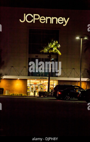 A J C Penney store de Rancho Cucamonga Californie le soir de Thanksgiving 2013 prépare à ouvrir pour le début pour le Black Friday Banque D'Images