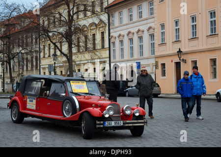 Historique de Prague en voiture .visite de Prague Retro 350 CZK (14 EUR) Un original avec une touche rétro à découvrir le centre de Prague Banque D'Images