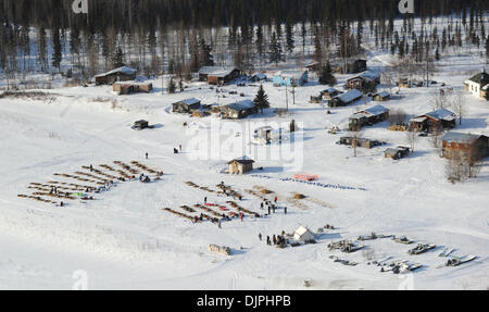 Mar 9, 2010 - Anchorage à McGrath via Denali (Alaska, USA - Le point de contrôle de l'air formulaire Nikolai le mardi 9 mars 2010 au cours de l'Iditarod Sled Dog Race 2010. (Crédit Image : © Bob Hallinen/Anchorage Daily News/ZUMApress.com) Banque D'Images