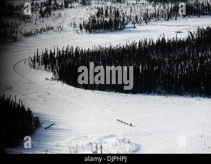 09 mars 2010 - Anchorage à McGrath via Denali (Alaska, USA - Mitch Seavey chefs sur le sentier de Nikolai à McGrath le mardi 9 mars 2010 au cours de l'Iditarod Sled Dog Race 2010. (Crédit Image : © Bob Hallinen/Anchorage Daily News/ZUMApress.com) Banque D'Images