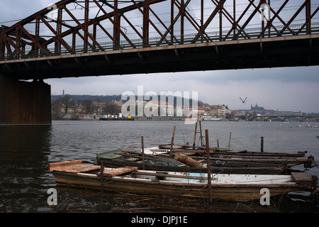 Pont sur la rivière Vltava, dans le centre de Prague. La Vltava, la plus longue rivière de la République tchèque, la capitale tchèque est divisé Banque D'Images