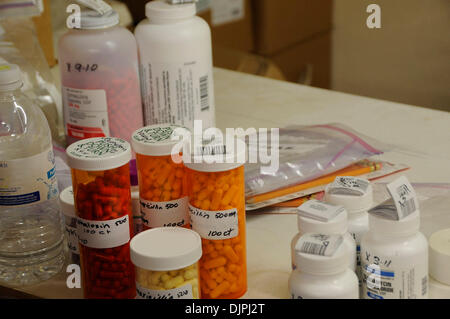 Mar 13, 2010 - Unalakleet, Alaska, USA - Vétérinaire comprimé d'alimentation pour chiens de traîneau au checkpoint à Unalakleet au cours de l'Iditarod Sled Dog Race 2010. (Crédit Image : © Ron Levy/ZUMA Press) Banque D'Images