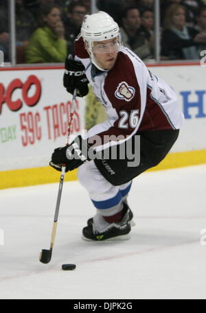 Mar 03, 2010 - Anaheim, Californie, USA - Colorado Avalanche Centre Paul Stastny est photographié au cours d'un match de hockey contre les Ducks d'Anaheim au Honda Center. (Crédit Image : © Mark Samala/ZUMA Press) Banque D'Images