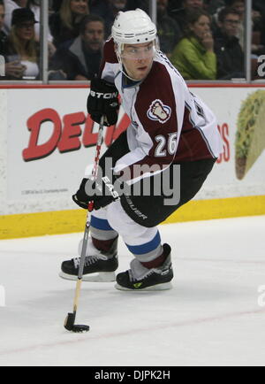 Mar 03, 2010 - Anaheim, Californie, USA - Colorado Avalanche Centre Paul Stastny est photographié au cours d'un match de hockey contre les Ducks d'Anaheim au Honda Center. (Crédit Image : © Mark Samala/ZUMA Press) Banque D'Images