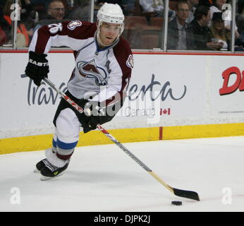 Mar 03, 2010 - Anaheim, Californie, USA - Colorado Avalanche Centre Paul Stastny est photographié au cours d'un match de hockey contre les Ducks d'Anaheim au Honda Center. (Crédit Image : © Mark Samala/ZUMA Press) Banque D'Images