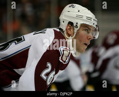 Mar 03, 2010 - Anaheim, Californie, USA - Colorado Avalanche Centre Paul Stastny est photographié au cours d'un match de hockey contre les Ducks d'Anaheim au Honda Center. (Crédit Image : © Mark Samala/ZUMA Press) Banque D'Images