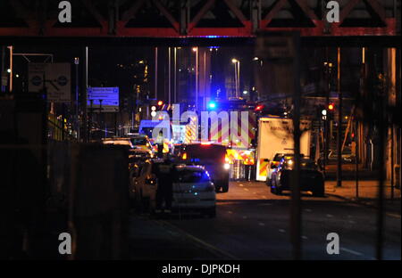 Glasgow, Ecosse, Royaume-Uni. 29 novembre 2013. Les services d'urgence sur les lieux d'hélicoptère de police sur le toit de Clutha Vaults pub dans le centre-ville de Glasgow Crédit : Tony Clerkson/Alamy Live News Banque D'Images