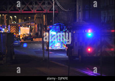 Glasgow, Ecosse, Royaume-Uni. 29 novembre 2013. Les services d'urgence sur les lieux d'hélicoptère de police sur le toit de Clutha Vaults pub dans le centre-ville de Glasgow Crédit : Tony Clerkson/Alamy Live News Banque D'Images