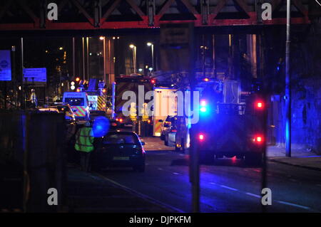 Glasgow, Ecosse, Royaume-Uni. 29 novembre 2013. Les services d'urgence sur les lieux d'hélicoptère de police sur le toit de Clutha Vaults pub dans le centre-ville de Glasgow Crédit : Tony Clerkson/Alamy Live News Banque D'Images