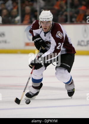 Mar 03, 2010 - Anaheim, Californie, USA - Colorado Avalanche Centre Paul Stastny est photographié au cours d'un match de hockey contre les Ducks d'Anaheim au Honda Center. (Crédit Image : © Mark Samala/ZUMA Press) Banque D'Images