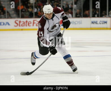 Mar 03, 2010 - Anaheim, Californie, USA - Colorado Avalanche aile droite Chris Stewart est photographié au cours d'un match de hockey contre les Ducks d'Anaheim au Honda Center. (Crédit Image : © Mark Samala/ZUMA Press) Banque D'Images