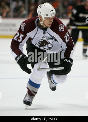 Mar 03, 2010 - Anaheim, Californie, USA - Colorado Avalanche aile droite Chris Stewart est photographié au cours d'un match de hockey contre les Ducks d'Anaheim au Honda Center. (Crédit Image : © Mark Samala/ZUMA Press) Banque D'Images