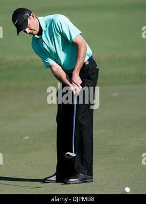 Mar 13, 2010 - Miami, Floride, USA - CHARL SCHWARTZEL putts sur le 9e trou. SCHWARTZEL finissait troisième tour jouer à égalité avec Ernie Els à -12 pour le plomb dans le World Golf Championships à Doral, Floride (Image Crédit : © Michael Francis McElroy/ZUMA Press) Banque D'Images