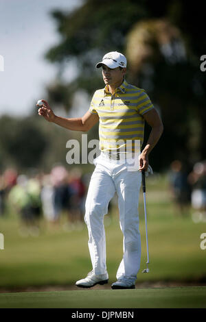 Mar 13, 2010 - Miami, Floride, USA - CAMILO VILLEGAS grâce la foule après avoir coulé un putt sur le 9ème Championnat de Golf au cours de Doral, en Floride. (Crédit Image : © Michael Francis McElroy/ZUMA Press) Banque D'Images