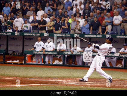 Avril 06, 2010 - Tampa, Florida, USA - DIRK SHADD | fois .SP 321097    23 SHAD RAYONS (04/06/10 St.) Rays de Tampa Bay Carl Crawford (13) se connecte pour un coup les rayons de notation Kelly Shoppach (10) pour marquer le point gagnant du jeu comme les rayons gagner le jour d'ouverture battant les Baltimore Orioles 4 à 9 dans le fond de la neuvième en face d'une foule à Tropicana Field à Saint-Pétersbourg Banque D'Images