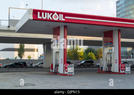 Station essence Lukoil à Bucarest, Roumanie Banque D'Images