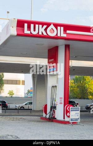 Station essence Lukoil à Bucarest, Roumanie Banque D'Images