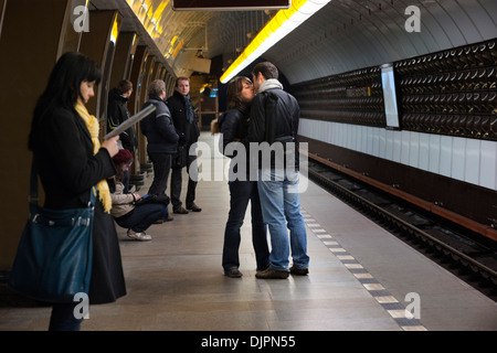 Un couple s'embrasser dans un des tunnels du métro de Prague. Seul ? ? N'ont pas réussi à trouver l'âme sœur ? N'avons pas le temps de Banque D'Images