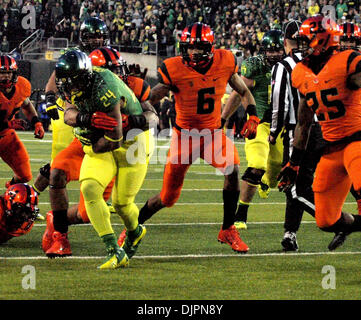 Eugene, Oregon, USA. 29 novembre 2013. Oregon Duck running back Thomas Tyner (# 24) s'affranchit de l'état de l'Oregon à la défense de Castor Autzen Stadium Crédit : Richard Morgan/Alamy Live News Banque D'Images