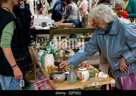 Les gens à l'antiquités navigation juste Barnes Banque D'Images