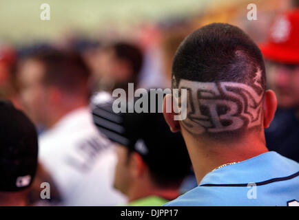 Avril 06, 2010 - Tampa, Florida, USA - DIRK SHADD | fois .SP 321097    16 SHAD RAYONS (04/06/10 St.) Perry Gonzalez (CQ), 26, de Tampa, montre son soutien avec son style de cheveux tout en restant assis dans le champ extérieur le jour d'ouverture comme theTampa Bay Rays prendre sur les Orioles de Baltimore en face d'une foule à Tropicana Field à Saint-pétersbourg mardi soir. [DIRK SHADD, fois] (Credi Banque D'Images