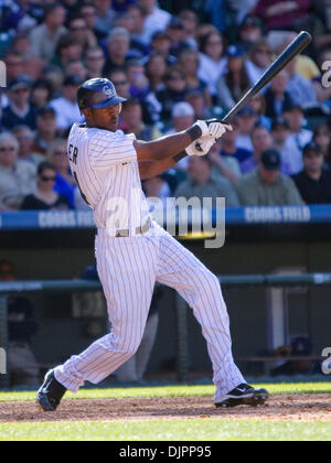 Apr 9, 2010 - Denver, Colorado, USA - Colorado Rockies outfielder DEXTER FOWLER hits lors d'une victoire 7-0 sur le San Diego Padres le jour d'ouverture de Coors Field. (Crédit Image : © Don Senia Murray/ZUMA Press) Banque D'Images