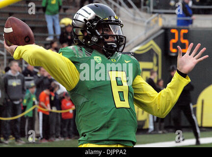 Eugene, Oregon, USA. 29 novembre 2013. Oregon Duck quarterback Marcus Mariota (# 8) se réchauffe à Autzen Stadium avant de faire face à l'Oregon State Beavers Crédit : Richard Morgan/Alamy Live News Banque D'Images