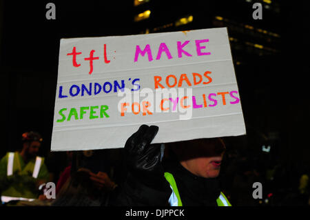 Londres, Royaume-Uni. 29 Nov 2013. Des milliers de manifestations cyclistes 'Die en dehors des TFL'S HQ Southwark à Londres, TFL'S HQ Southwark , , Londres UK, 29 novembre 2013, Photo de voir Li/Alamy Live News Banque D'Images