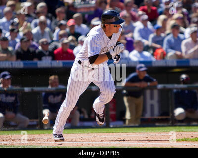 Apr 9, 2010 - Denver, Colorado, USA - Colorado Rockies shortstop TROY TULOWITZKI s'exécute d'abord lors d'une victoire 7-0 sur le San Diego Padres le jour d'ouverture de Coors Field. (Crédit Image : © Don Senia Murray/ZUMA Press) Banque D'Images