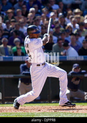 Apr 9, 2010 - Denver, Colorado, USA - Colorado Rockies outfielder DEXTER FOWLER hits lors d'une victoire 7-0 sur le San Diego Padres le jour d'ouverture de Coors Field. (Crédit Image : © Don Senia Murray/ZUMA Press) Banque D'Images