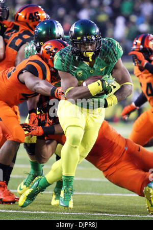 Eugene, OR, USA. 29 nov., 2013. 29 novembre 2013 : Oregon Ducks d'utiliser de nouveau Thomas Tyner (24) exécute pour un touché lors de la NCAA Football match entre l'Oregon State Beavers et l'Oregon Ducks at Autzen Stadium, Eugene, OR © csm/Alamy Live News Banque D'Images