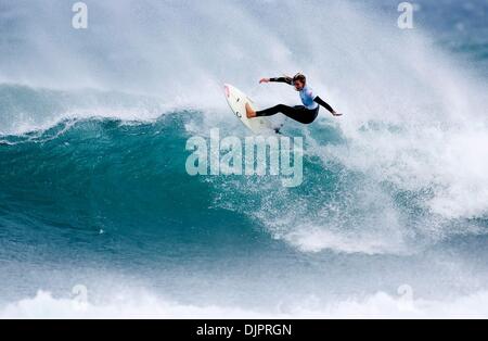 Apr 13, 2010 - New Plymouth, Taranaki, en Nouvelle-Zélande - ROSY HODGE (East London, Afrique du Sud) (photo) a gagné sa ronde au TSB Bank Women's Surf Festival affichant un excellent 8,33 (sur dix) à l'avance dans la ronde 3. Le TSB Bank Women's Surf Festival mettra en vedette les meilleurs surfeurs du monde féminin du 10 avril -16. (Crédit Image : Â© Kirstin Scholtz/ASP-couverts Images/ Banque D'Images