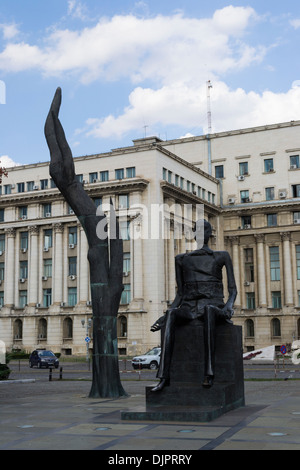 La statue de Iuliu Maniu est le symbole à l'encontre de l'ancien siège du Parti communiste roumain, maintenant la construction de la Chambre des Députés Banque D'Images