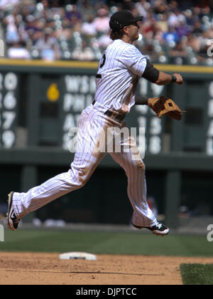 Apr 15, 2010 - Denver, Colorado, USA - MLB baseball - Colorado Rockies shortstop TROY TULOWITZKI fait un out à la première au cours d'une perte de 0 à 5 pour les Mets de New York à Coors Field sur Jackie Robinson Day (42). (Crédit Image : Â© Don Senia Murray/ZUMApress.com) Banque D'Images