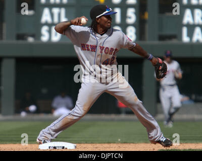 Apr 15, 2010 - Denver, Colorado, USA - MLB baseball - New York Mets l'arrêt-court JOSE REYES fait une première à 5-0 lors d'une victoire contre les Rockies du Colorado à Coors Field sur Jackie Robinson Day (42). (Crédit Image : Â© Don Senia Murray/ZUMApress.com) Banque D'Images