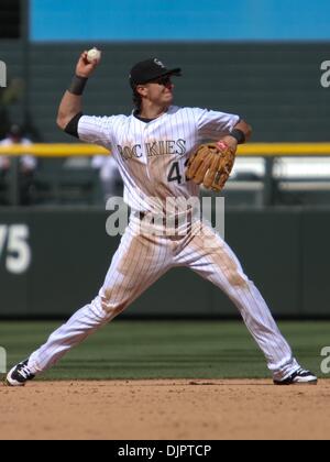 Apr 15, 2010 - Denver, Colorado, USA - MLB baseball - Colorado Rockies shortstop TROY TULOWITZKI fait un out à la première au cours d'une perte de 0 à 5 pour les Mets de New York à Coors Field sur Jackie Robinson Day (42). (Crédit Image : Â© Don Senia Murray/ZUMApress.com) Banque D'Images