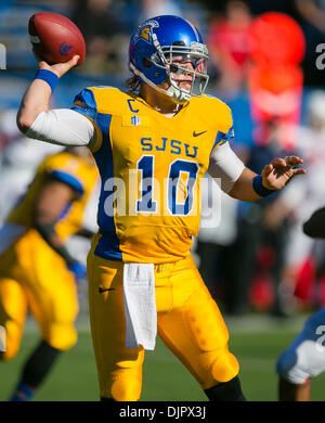 San Jose, CA, . 29 nov., 2013. San Jose State Spartans quarterback David Fales (10) en action au cours de la NCAA Football match entre les San Jose State Spartans et le fresno State Bulldogs au Spartan Stadium à San Jose, CA. San Jose a défait Fresno State 62-52. Damon Tarver/CSM/Alamy Live News Banque D'Images