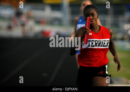 23 avril 2010 - Tampa, Floride, États-Unis - TP 321541   10 PISTE FOUN.EDMUND D. Fountain | fois .(23/04/2010 Seffner) Hillsborough High School runner Anquinette Calhoun exécute la dernière étape de la 4x400 Les filles du District de relais 3A-9 d'athlétisme à l'école secondaire Armwood le 23 avril 2010. [EDMUND D. FONTAINE, fois] (crédit Image : Â© St. Petersburg Times/ZUMApress.com) Banque D'Images