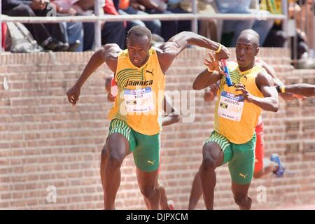 Apr 24, 2010 - Philadelphie, Pennsylvanie, États-Unis - le médaillé d'or Olympique Usain Bolt, gauche, prend cette baguette de Jamaïque Gold coéquipier MARVIN ANDERSON pour la jambe d'ancrage des hommes Relais 4x100 de gagner avec un temps de 37.90 au cours de la Penn Relays à Franklin. (Crédit Image : © Jay Gorodetzer/ZUMA Press) Banque D'Images