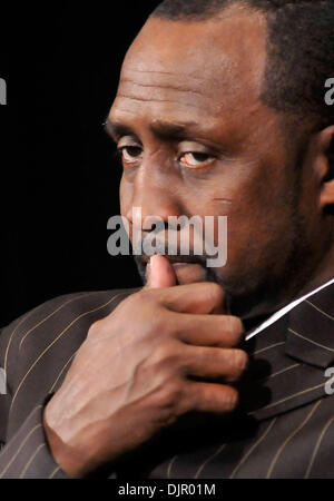 30 avril 2010 - Las Vegas, Nevada, USA - boxer retraité TOMMY HEARNS assiste à une table ronde sur le prochain combat mi-moyens entre Floyd Mayweather Jr et Shane Mosley au MGM Grand Hôtel / Casino le 30 avril 2010 à Las Vegas, Nevada. La non-intitulé match up est demain à la MGM Grand Garden Arena. (Crédit Image : © David Becker/ZUMApress.com) Banque D'Images