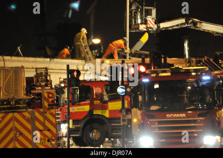 Glasgow, Ecosse, Royaume-Uni. Le 30 novembre 2013. Un hélicoptère de police s'est écrasé dans un pub à Glasgow. Un groupe jouait lorsque l'accident s'est produit et les gens ont été transportés à l'hôpital. Crédit : Andrew Steven Graham/Alamy Live News Banque D'Images
