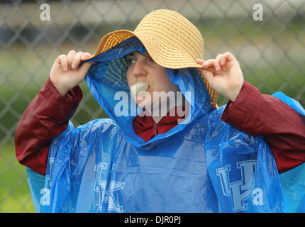 01 mai 2010 - Louisville, Kentucky, États-Unis - Aynsley Anderson de l'Ontario, a été dans l'infield et souffla une bulle sous son poncho de pluie et un chapeau pendant qu'elle attendait pour sa famille à arriver. Elle était dans l'avant-champ à la 136e exécution du Kentucky Oaks à Churchill Downs vendredi 1 mai 2010. Photo de David Stephenson (crédit Image : © Lexington Herald-Leader/ZUMApress.com) Banque D'Images