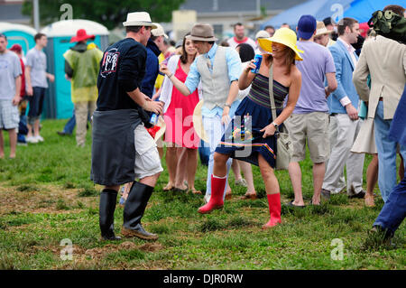 01 mai 2010 - Louisville, Kentucky, États-Unis - Rachel Heller, d'Atlanta, à droite, il danse avec son frère John Loftin, d'Atlanta, dans l'infield Churchill Downs le samedi. C'était son premier Derby ; son cinquième. Les sections de la pluie s'entrepiste qui n'ont pas été ouvert dans un mess boueux. Photo de Tom Eblen | Personnel (crédit Image : © Lexington Herald-Leader/ZUMApress.com) Banque D'Images