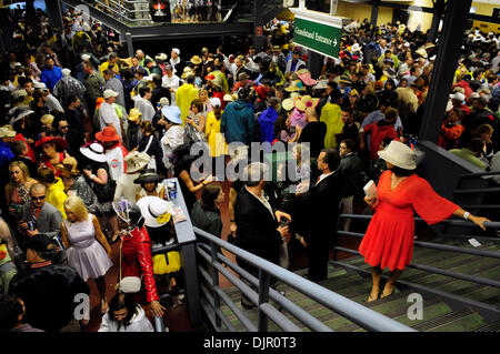 01 mai 2010 - Louisville, Kentucky, États-Unis - Lorsque la pluie ramassé Samedi, le ventre de la tribune Churchill Downs ressemblait à une plate-forme de métro de New York durant les heures de pointe. Photo de Tom Eblen | Personnel (crédit Image : © Lexington Herald-Leader/ZUMApress.com) Banque D'Images