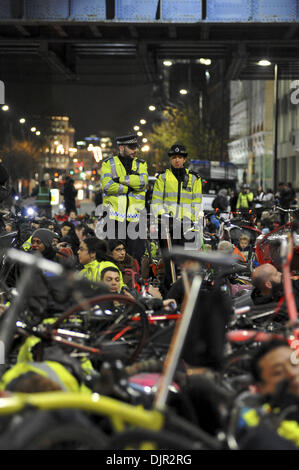 Londres, Royaume-Uni. 29 novembre 2013. Des agents de police au' contre l'extérieur de l'immeuble du siège TfL sur Blackfriars Road. Crédit : Michael Preston/Alamy Live News Banque D'Images