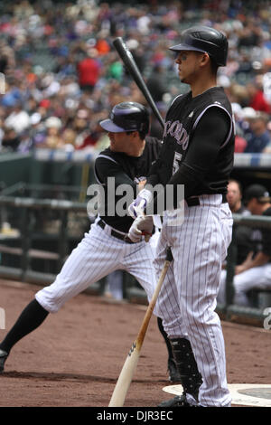 15 mai 2010 - Denver, Colorado, États-Unis - MLB baseball - Colorado Rockies voltigeurs SETH SMITH (à gauche) et Carlos GONZALEZ prêt pour la batte lors d'une victoire de 6-2 sur les Nationals de Washington à Coors Field. (Crédit Image : © Don Senia Murray/ZUMApress.com) Banque D'Images