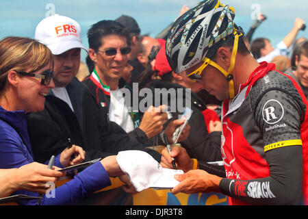 18 mai 2010 - San Francisco, Californie, États-Unis - sept fois champion du Tour de France Lance Armstrong de l'équipe Radioshack, signe des autographes à San Francisco, Californie, avant le début de la troisième phase de l'Amgen Tour de Californie. (Crédit Image : © Anthony Bolante/ZUMA Press) Banque D'Images