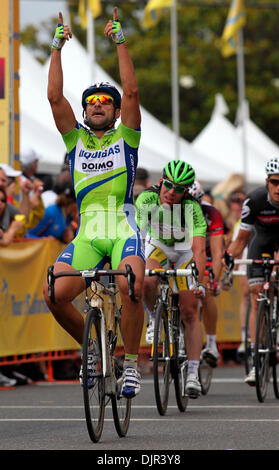 Le 19 mai 2010 - Modesto, Californie, USA - Team Liquigas-Doimo Francesco Chicchi rider de l'Italie pointe vers le ciel en traversant la ligne d'arrivée avec un temps de 4:55:02 pour gagner l'étape 4 de l'Amgen Tour de Californie. (Crédit Image : © Anthony Bolante/ZUMA Press) Banque D'Images