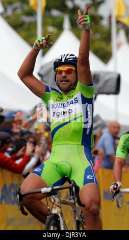 Le 19 mai 2010 - Modesto, Californie, USA - cavalier de l'équipe Liquigas-Doimo FRANCESCO CHICHI d'Italie pointe vers le ciel en traversant la ligne d'arrivée avec un temps de 4:55:02 pour gagner l'étape 4 de l'Amgen Tour de Californie. (Crédit Image : © Anthony Bolante/ZUMA Press) Banque D'Images