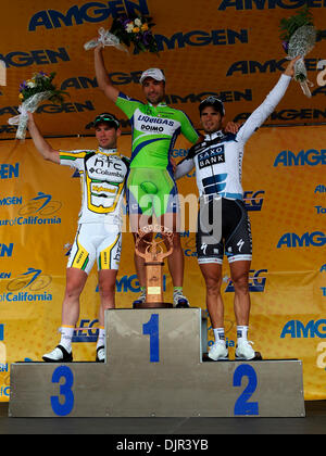 Le 19 mai 2010 - Modesto, Californie, USA - gagnant de la première place FRANCESCO CHICHI (C) de l'équipe Liquigas-Doimo, second prix JUAN JOSE HAEDO (R) de Saxo Bank et du troisième prix MARK CAVENDISH (L) de HTC-Columbia se tenir sur le podium des gagnants après l'étape 4 de l'Amgen Tour de Californie. (Crédit Image : © Anthony Bolante/ZUMA Press) Banque D'Images